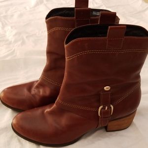 Clark's Western style short pull on boots